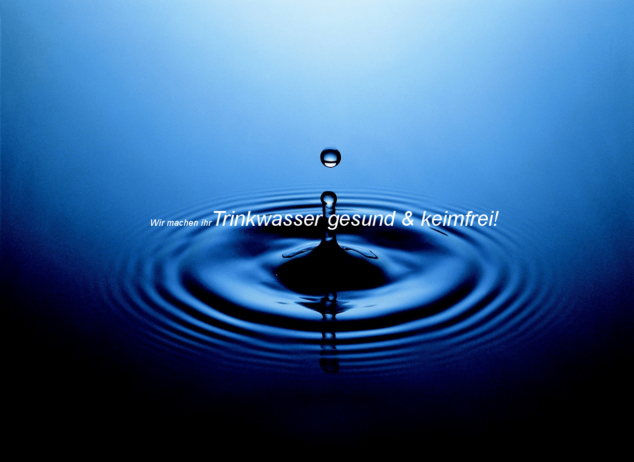 Wassertropfen erzeugt Wellen auf blauer Wasseroberfläche