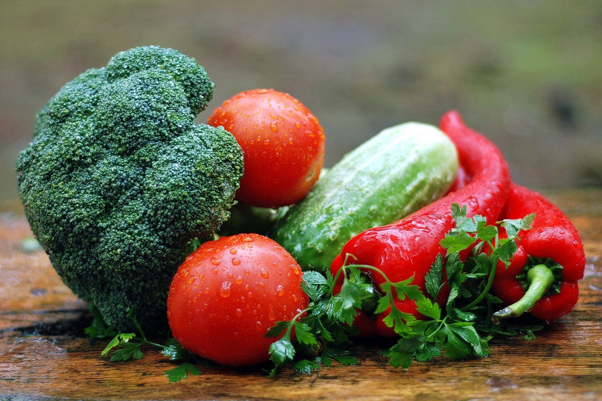 Frisches Gemüse: Brokkoli, Tomaten, Gurke und Paprika